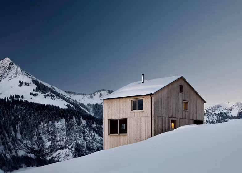 Ngôi nhà Haus Fontanella, ở Áo của công ty kiến trúc Bernardo Bader. Ngôi nhà được xây dựng chủ yếu bằng gỗ thông vân sam và các vật liệu có nguồn gốc địa phương.