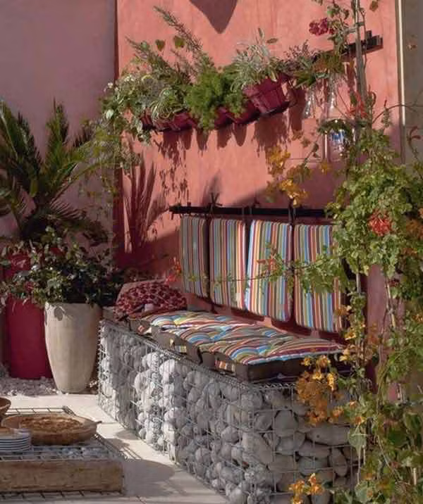 Đây là một kiểu xếp đá thành kệ giường nằm hóng gió trong vườn cho chủ nhân ngôi nhà.