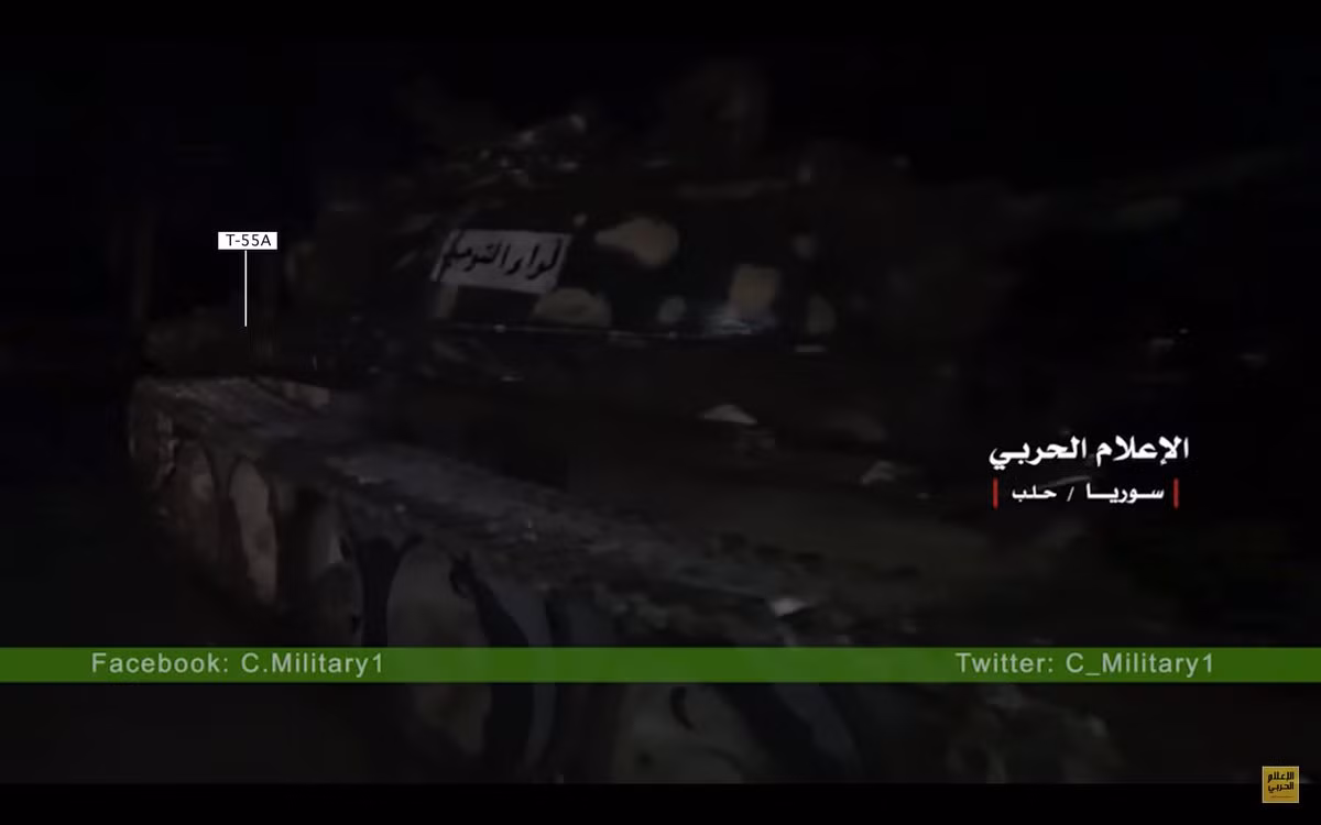 Quân đội Syria mới đây đã công bố loạt thông tin số lượng, chủng loại các loại vũ khí hạng nặng của phiến quân được thu giữ sau khi giải phóng Aleppo. Cụ thể, số vũ khí của phiến quân vứt lại sau khi rút bỏ khỏi Đông Aleppo gồm: ít nhất 2 xe tăng T-55. Nguồn ảnh: Syria-L