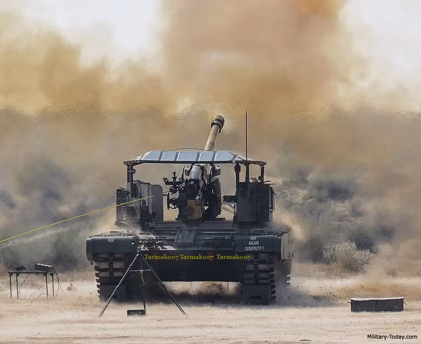 Tầm bắn của pháo tự hành Arjun Catapult vẫn giữ nguyên như M46 với 27km khi sử dụng đạn pháo thông thường và 40km khi sử dụng đạn pháo tăng tầm. Pháo có khả năng bắn nhiều loại đạn như: đạn nổ phá mảnh; đạn xuyên giáp; đạn khói; đạn chiếu sáng và đạn hóa học. Nguồn ảnh: Military-Today