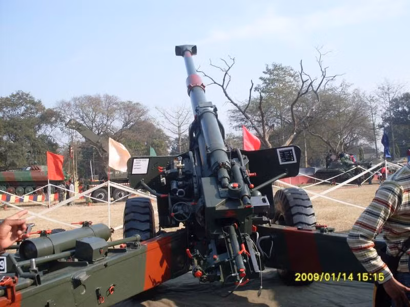 Bên cạnh giải pháp pháo tự hành, chúng ta có thể tham khảo phương án thay nòng pháo của M46 từ cỡ 130mm lên chuẩn hiện đại 155 hoặc 152mm nhằm tăng hiệu suất chiến đấu trên chiến trường hiện tại và tương lai. Ví dụ như hãng Soltam System của Israel đã đưa ra gói nâng cấp M-46S thay nòng 130mm bằng nòng 155/45mm đạt tầm bắn từ 25,8km (đạn HE) đến 39km (đạn tăng tầm). Nguồn ảnh: Military-Today