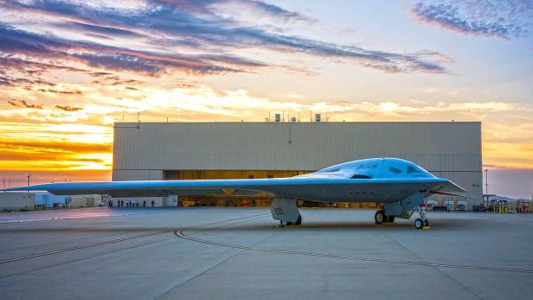 Ngoài mang nhiều bom đạn, nó được cho là oanh tạc cơ thông minh về cảm biến, mạng kết nối và năng lực hợp nhất dữ liệu cùng khả năng phát động chiến tranh điện tử và trinh sát.