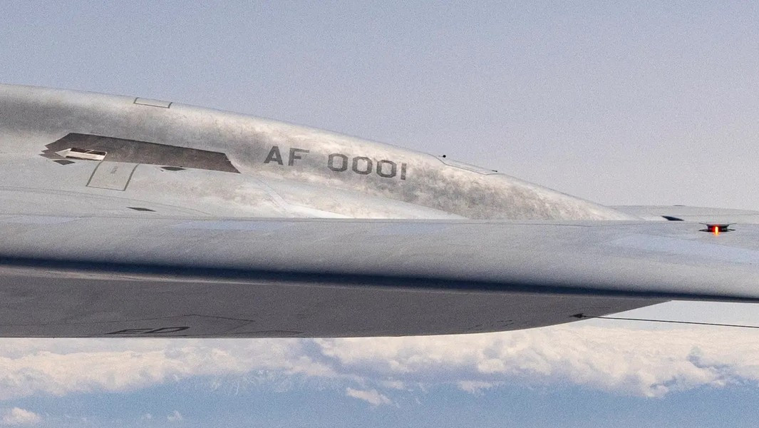 Thiết kế B-21 khá mượt mà và uyển chuyển. Mặc dù có nhiều điểm tương đồng với máy bay tiền nhiệm B-2 nhưng đây rõ ràng là một bước nhảy vọt lớn trong công nghệ tàng hình.