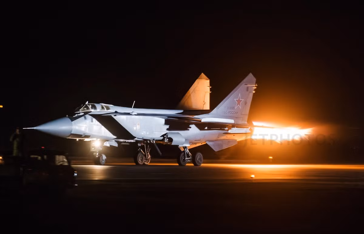 Các phi công Ukraine đã quen thuộc với máy bay MiG nên không cần đào tạo như với F-16. MiG cũng tích hợp dễ dàng hơn vào đội máy bay và hệ thống hậu cần hiện có của Ukraine, vốn được xây dựng để phục vụ cho các máy bay thời Liên Xô”, ông McCardle nhấn mạnh. (Ảnh: Wikipedia, Không quân Mỹ, Eurasiantimes).