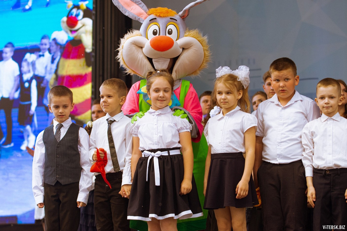 Năm học này, Bộ Giáo dục và Khoa học khuyến nghị tổ chức sự kiện này vào ngày 24-25.5. Thông thường, “Tiếng chuông cuối cùng” diễn ra theo hình thức trực tiếp. Tại một số khu vực bị ảnh hưởng bởi thiên tai, “Tiếng chuông cuối cùng” năm nay được tổ chức trực tuyến, hoặc dời lịch sang tháng Sáu. Ảnh: vitebsk.biz.