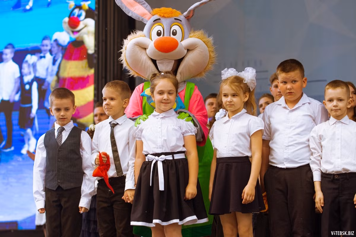 Năm học này, Bộ Giáo dục và Khoa học khuyến nghị tổ chức sự kiện này vào ngày 24-25.5. Thông thường, “Tiếng chuông cuối cùng” diễn ra theo hình thức trực tiếp. Tại một số khu vực bị ảnh hưởng bởi thiên tai, “Tiếng chuông cuối cùng” năm nay được tổ chức trực tuyến, hoặc dời lịch sang tháng Sáu. Ảnh: vitebsk.biz.