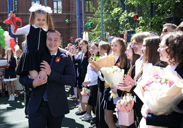 Điểm nhấn của “Tiếng chuông cuối cùng” là màn gặp gỡ giữa các thế hệ học sinh, từ các học sinh năm đầu đến đến những học sinh tốt nghiệp, điều này thể hiện sự liên kết và thừa kế giữa các thế hệ. Ảnh: Maxim Bogodvid/ RIA Novosti.