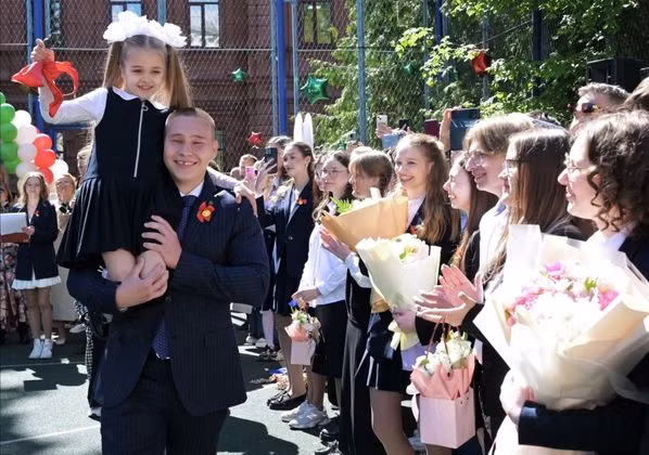 Điểm nhấn của “Tiếng chuông cuối cùng” là màn gặp gỡ giữa các thế hệ học sinh, từ các học sinh năm đầu đến đến những học sinh tốt nghiệp, điều này thể hiện sự liên kết và thừa kế giữa các thế hệ. Ảnh: Maxim Bogodvid/ RIA Novosti.