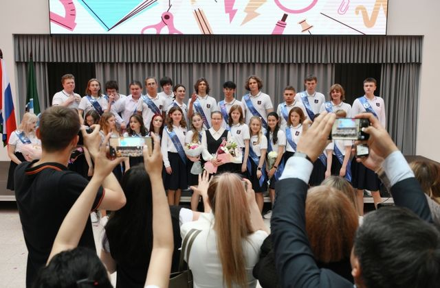 Nội dung buổi lễ tuỳ thuộc vào từng trường, nhưng phần không thể thiếu trong “Tiếng chuông cuối cùng” là buổi lễ trang trọng với sự tham gia của khách mời, ban giám hiệu, phụ huynh học sinh, phát biểu của các học sinh năm đầu cấp và lời chúc từ các học sinh tốt nghiệp. Ảnh: Alexander Kryazhev. 