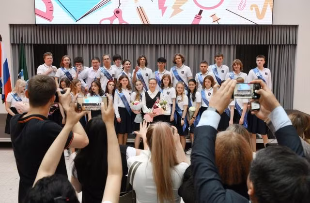 Nội dung buổi lễ tuỳ thuộc vào từng trường, nhưng phần không thể thiếu trong “Tiếng chuông cuối cùng” là buổi lễ trang trọng với sự tham gia của khách mời, ban giám hiệu, phụ huynh học sinh, phát biểu của các học sinh năm đầu cấp và lời chúc từ các học sinh tốt nghiệp. Ảnh: Alexander Kryazhev. 