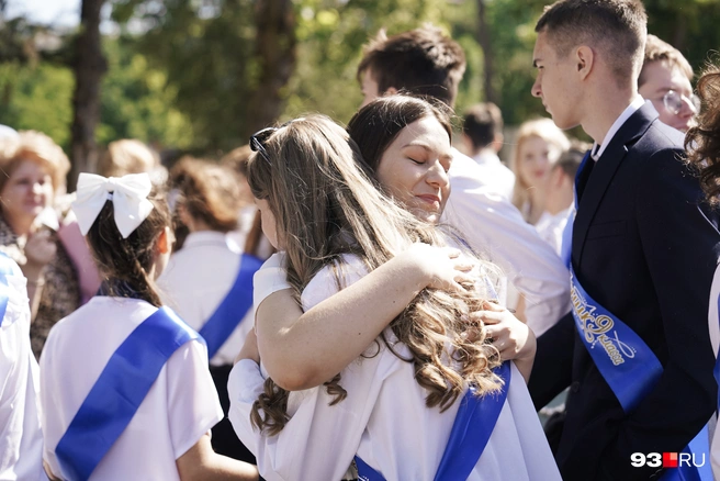 Truyền thống này bắt nguồn từ những năm sau Chiến tranh, và đã trở thành một phần của nền giáo dục Nga. “Tiếng chuông cuối cùng” không chỉ dành cho học sinh lớp 11, mà còn mở rộng cho học sinh lớp 9, và thậm chí cả lớp 4 trước khi các em chuyển sang cấp học mới. Ảnh: Darya Parashenko/ 93.RU