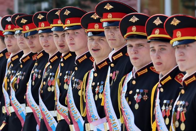 Tiết mục không thể thiếu của “Tiếng chuông cuối cùng” - Hàng nghi lễ. Ảnh: Ilya Naimushin/Ria Novosti. 