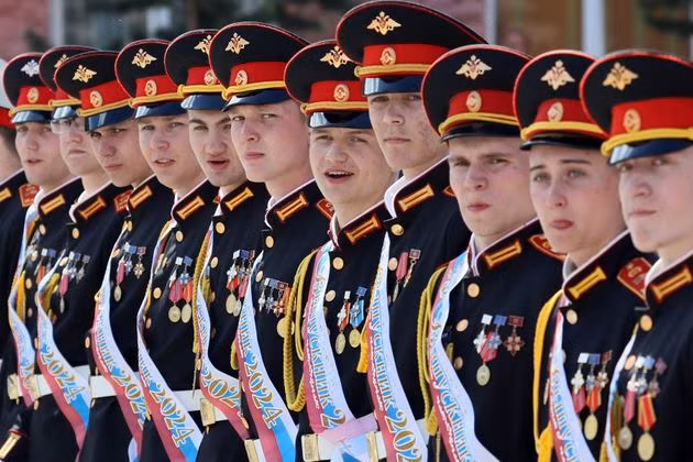 Tiết mục không thể thiếu của “Tiếng chuông cuối cùng” - Hàng nghi lễ. Ảnh: Ilya Naimushin/Ria Novosti. 