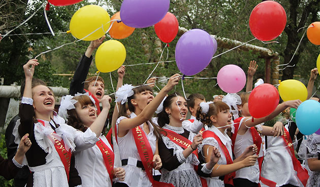 Buổi lễ thường diễn ra với các hoạt động như lễ tổng duyệt, các phần biểu diễn, giao lưu và chia tay. Ảnh: Victoria Dudina.