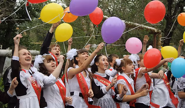 Buổi lễ thường diễn ra với các hoạt động như lễ tổng duyệt, các phần biểu diễn, giao lưu và chia tay. Ảnh: Victoria Dudina.