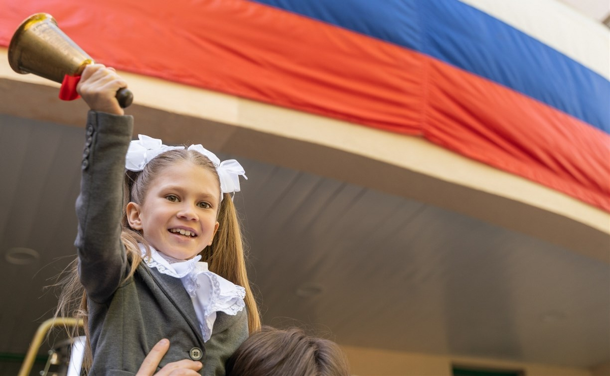 Cũng như ở Việt Nam và hầu hết học sinh trên toàn thế giới, ngày tạm biệt ngôi trường thân yêu của học sinh Nga từ rất lâu đã trờ thành một ngày lễ truyền thống lớn, được các trường phổ thông trên toàn nước Nga tổ chức vào một trong những ngày tháng 5, trước kỳ thi tốt nghiệp của học sinh cuối cấp. Ảnh: Bộ Giáo dục Liên bang Nga.