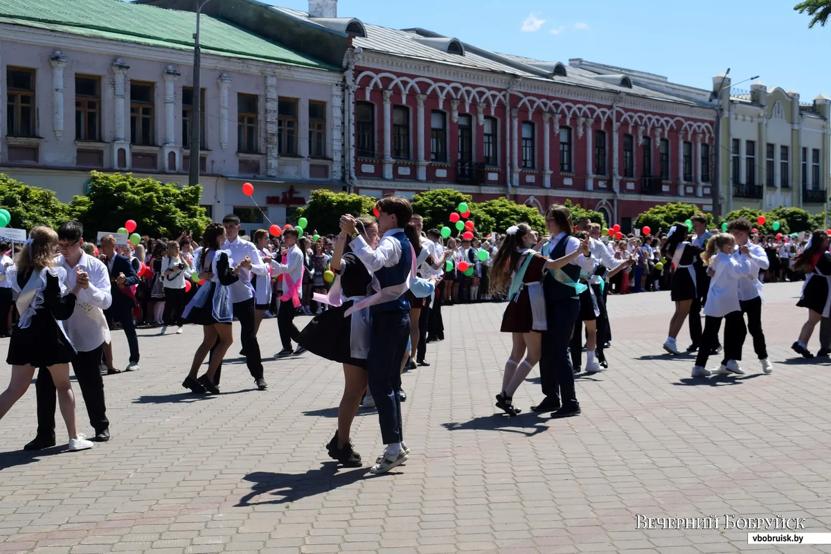 “Tiếng chuông cuối cùng” thường kết thúc bằng các tiết mục vũ điệu sôi động, thả bóng bay hay các hoạt động vui chơi khác. Ảnh: Bobruisk.ru.