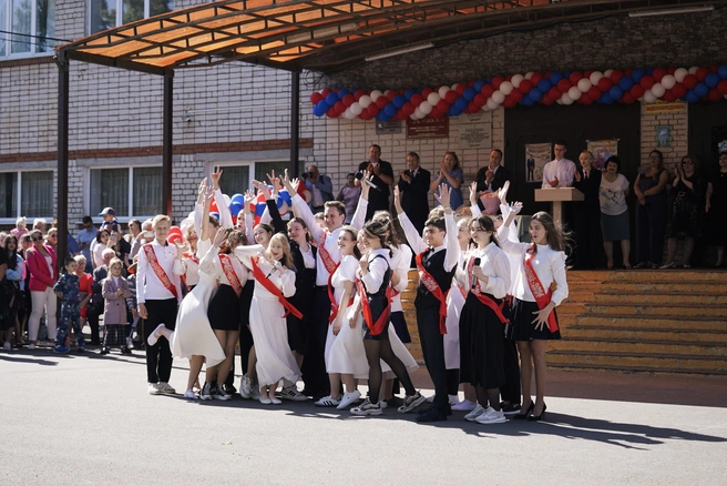 “Tiếng chuông cuối cùng” được vang lên khi giờ học cuối cùng kết thúc, và kỳ thi chưa bắt đầu, sự kiện này được coi như lời tạm biệt chính thức của các học sinh cuối cấp với ngôi trường mà mình theo học. Ảnh: Darya Parashenko/ 93.RU.