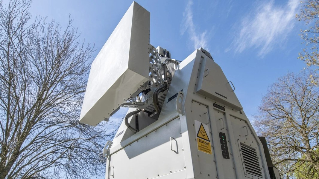 "RFDEW sử dụng nguồn năng lượng từ máy phát để phát ra các xung năng lượng tần số vô tuyến trong một chùm tia", Bộ Quốc phòng Anh cho hay.