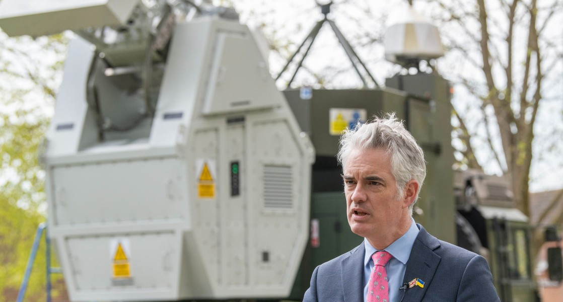  "Lực lượng vũ trang Anh đang phát triển một loại vũ khí mới có khả năng thay đổi cục diện, sử dụng sóng vô tuyến để vô hiệu hóa thiết bị điện tử của đối phương và hạ nhiều phương tiện bay không người lái (drone) cùng lúc", Bộ Quốc phòng Anh ngày 16/5 thông báo.