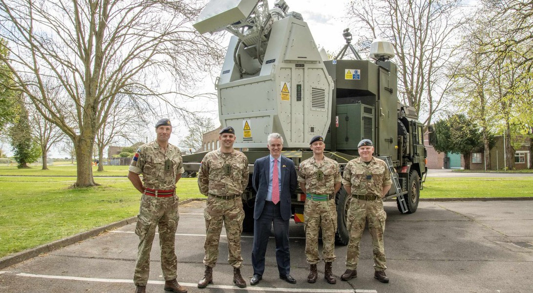 Bộ Quốc phòng Anh cho biết, RFDEW có thể được gắn trên nhiều loại phương tiện quân sự và sở hữu tính tự động hóa cao, chỉ do một người vận hành.