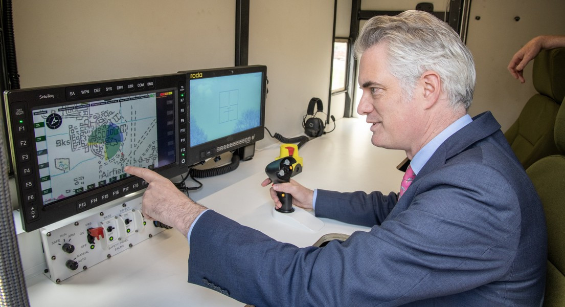 Ông Paul Hollinshead, CEO của một trong những công ty tham gia phát triển RFDEW, cho biết vũ khí này sẽ đem tới cho quân đội Anh lợi thế tác chiến "mang tính quyết định", bảo vệ sinh mạng và vô hiệu hóa các mối đe dọa từ drone.