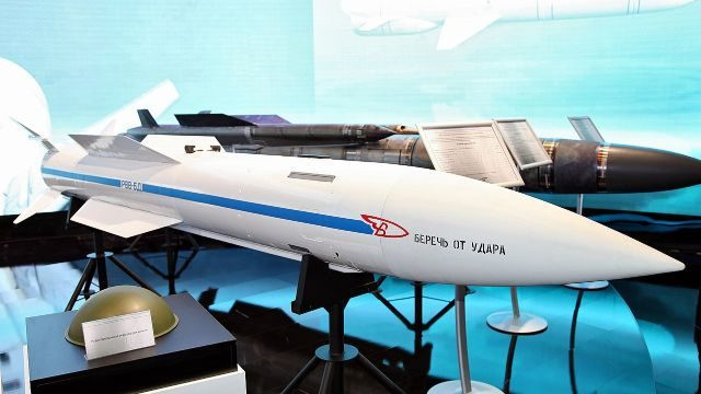 Tên lửa R-37M mới của Nga có những đặc điểm riêng biệt đối với tên lửa không đối không khi xét về tầm bắn, tốc độ. Tầm phóng tối đa của R-37M là khoảng 300 km. Tên lửa này có thể tấn công các mục tiêu đang hoạt động trong độ cao từ 25 đến 30 km. R-37M cũng là một tên lửa siêu vượt âm, khi tốc độ bay tối đa của tên lửa gấp 6 lần tốc độ âm thanh.