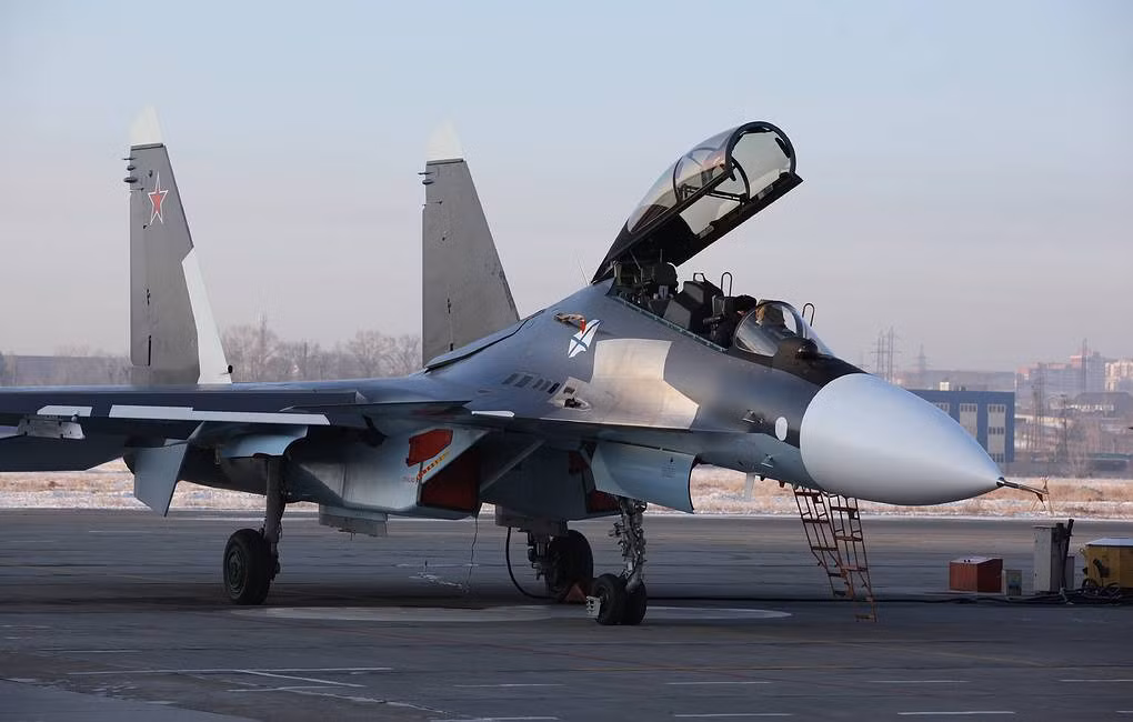 Về mặt chiến thuật, khả năng mang R-37M của Su-30SM2 cho phép nó thực hiện nhiều nhiệm vụ hơn, bao gồm đánh chặn tầm xa và chiến đấu ngoài tầm nhìn. Tính linh hoạt này rất quan trọng để duy trì ưu thế trên không, đặc biệt là trong môi trường tranh chấp, nơi khả năng vô hiệu hóa các mối đe dọa từ xa có thể là yếu tố quyết định.