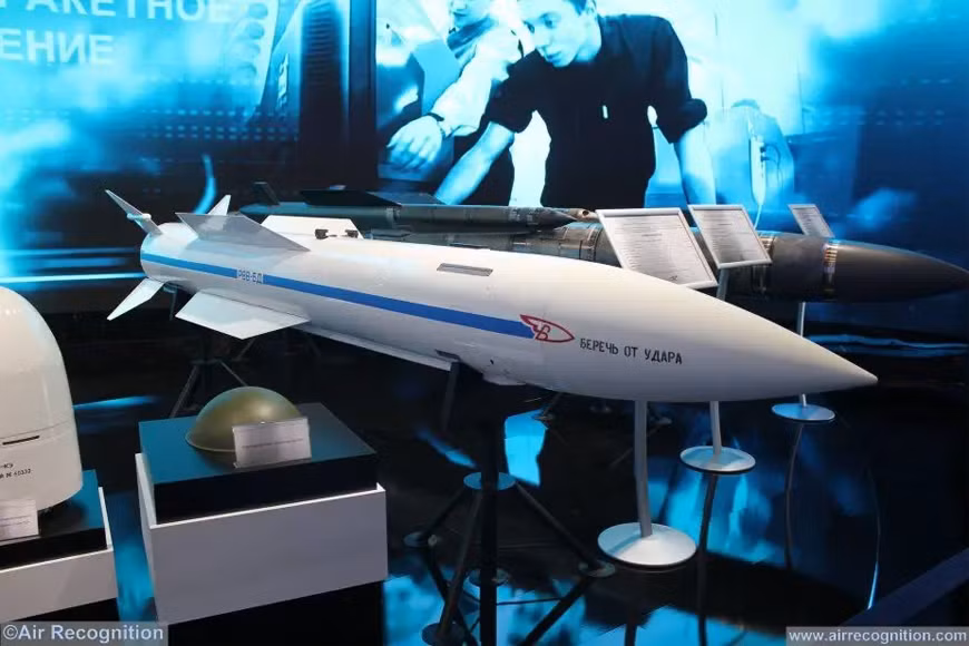 Chuyên gia người Nga Alexei Leonkov đánh giá những tên lửa tầm xa này được sử dụng để tiêu diệt những máy bay với thiết kế tránh các hệ thống phòng không. Các chuyên gia Nga khẳng định, với tên lửa R-37M, các máy bay Nga, đặc biệt là át chủ bài Su-32SM2, sẽ ngày càng bất khả chiến bại.