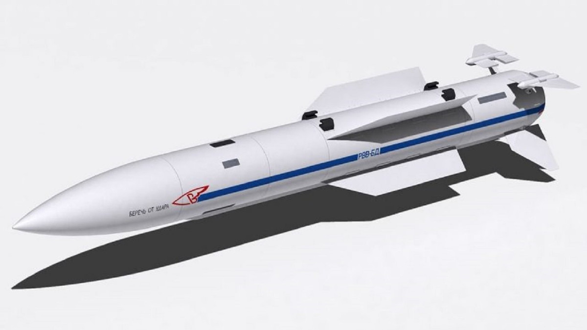 Nguồn tin nói thêm, tên lửa R-37M đã được sử dụng để tấn công các mục tiêu trên không khác nhau của Ukraine. Tên lửa này được phóng từ máy bay chiến đấu đa năng Su-35S, máy bay đánh chặn MiG-31BM, cũng như máy bay chiến đấu thế hệ thứ năm Su-57 của Nga. Đặc biệt tên lửa đã thể hiện hiệu quả cao trong việc tấn công các mục tiêu cơ động với tải trọng lớn.