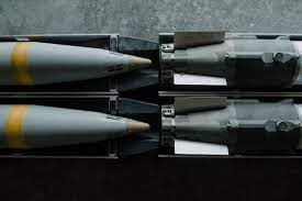 Khi lao xuống mục tiêu từ độ cao lớn, nhờ đầu vonfram, nó có thể xuyên thủng hầm trú ẩn bằng bê tông. Cơ chế kích nổ cho phép chọn thời điểm linh hoạt để phù hợp với từng loại mục tiêu. Độ chính xác của cú đánh đạt được bằng cách sử dụng hệ thống điều khiển tích hợp với dẫn đường quán tính và định vị vệ tinh GPS.