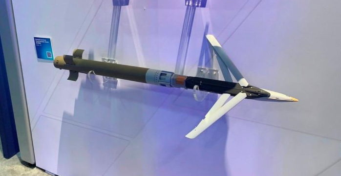 Mới đây, được phóng từ tiêm kích tàng hình F-35I Adir của Không quân Israel, GBU-39 đã đạt tỷ lệ trúng đích 100%, phá hủy thành công nhiều mục tiêu của Iran trên đất Syria khiến quân đội nhiều nước đặc biệt quan tâm. Tập đoàn Boeing đã được trao một hợp đồng trị giá 65 triệu USD cho việc sản xuất bom loại này, kết thúc vào 15/4/2029, để cung cấp cho các nước đồng minh. (Nguồn ảnh: Saab, itc.ua, Syria News, mil.in.ua).