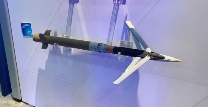 Mới đây, được phóng từ tiêm kích tàng hình F-35I Adir của Không quân Israel, GBU-39 đã đạt tỷ lệ trúng đích 100%, phá hủy thành công nhiều mục tiêu của Iran trên đất Syria khiến quân đội nhiều nước đặc biệt quan tâm. Tập đoàn Boeing đã được trao một hợp đồng trị giá 65 triệu USD cho việc sản xuất bom loại này, kết thúc vào 15/4/2029, để cung cấp cho các nước đồng minh. (Nguồn ảnh: Saab, itc.ua, Syria News, mil.in.ua).