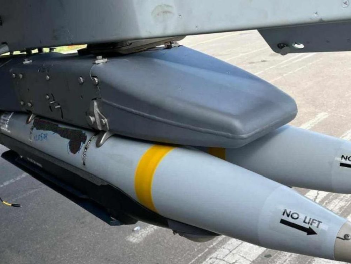 Theo ước tính được công bố của Mỹ, khi sử dụng bom GBU-39 từ máy bay, tỷ lệ trúng mục tiêu là 90%. Washington khẳng định những quả bom này đã được chứng minh là có khả năng chống nhiễu do các hệ thống tác chiến điện tử của Nga tạo ra. Bên cạnh đó, kích thước nhỏ khiến những tổ hợp phòng không Nga khó phát hiện và đánh chặn chúng.