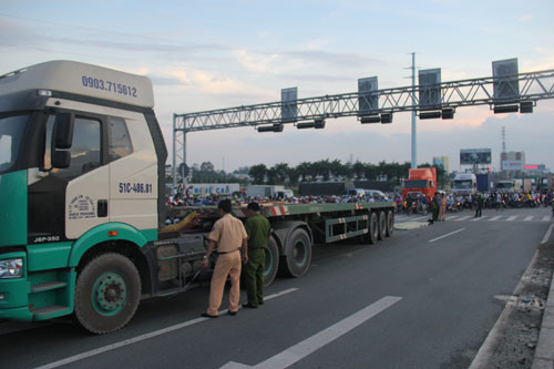 Hai chi em bi xe container can chet tren duong di lam ve-Hinh-2