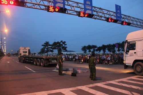 Hai chi em bi xe container can chet tren duong di lam ve