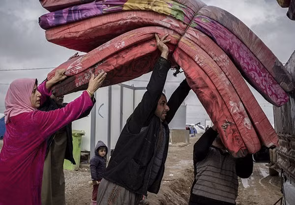 Họ mang theo cả chăn đệm trong lúc tháo chạy. Ảnh FNA