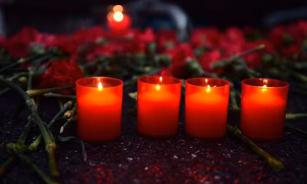 Mọi người đặt hoa và nến bên ngoài hộp đêm Reina để tưởng nhớ những người đã chết. Ảnh The Guardian