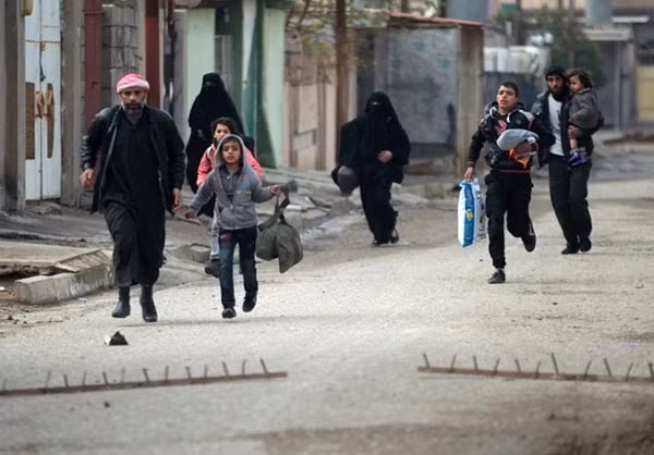 Trong bối cảnh chiến dịch đánh bật phiến quân IS bước vào giai đoạn hai, hàng trăm dân thường Iraq đã ồ ạt chạy khỏi thành phố Mosul để tránh bị thương vong. Ảnh FNA