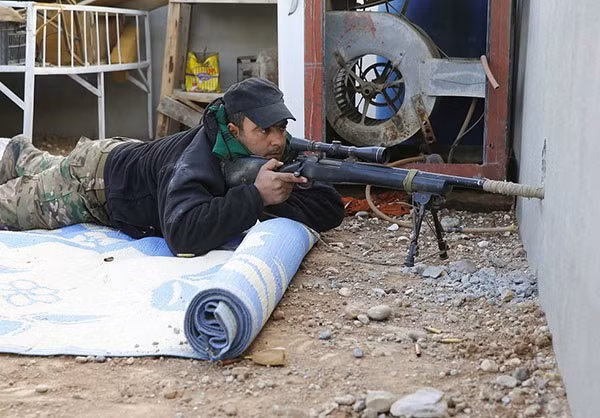 Một người lính Iraq giao chiến với IS ở Mosul. Ảnh FNA