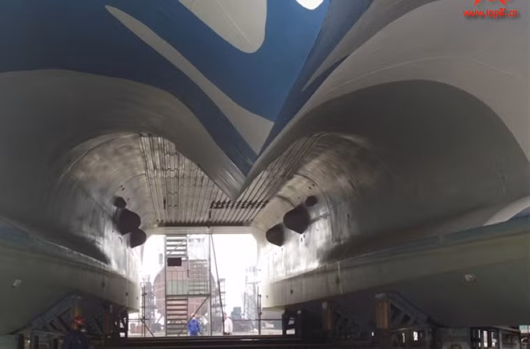 Điểm nhấn trên Type 022 dễ nhận ra thấy là thiết kế 3 thân xuyên sóng đem lại khả năng đạt tốc độ rất cao nhờ giảm đáng kể lực cản của nước biển. Ngoài ra, toàn bộ thân tàu kết cấu góc cạnh mọi nơi giúp tiết diện mặt phản xạ radar chỉ tương đương với tàu loại 30 tấn. So với tàu 3 thân trên thế giới, Type 022 sử dụng kết cấu hợp kim nhôm để chế tạo nhằm giảm trọng lượng của tàu.