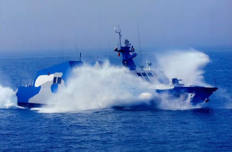 Với hai động cơ diesel công suất 6.865 mã lực/chiếc cùng 4 hệ thống đẩy waterjet cho con tàu đạt tốc độ đến 36km/h.