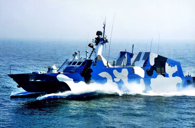 Type 022 có lượng giãn nước toàn tải 224 tấn, dài 42,6m, rộng 12,2m, mớn nước 1,5m, thủy thủ đoàn 12 người.