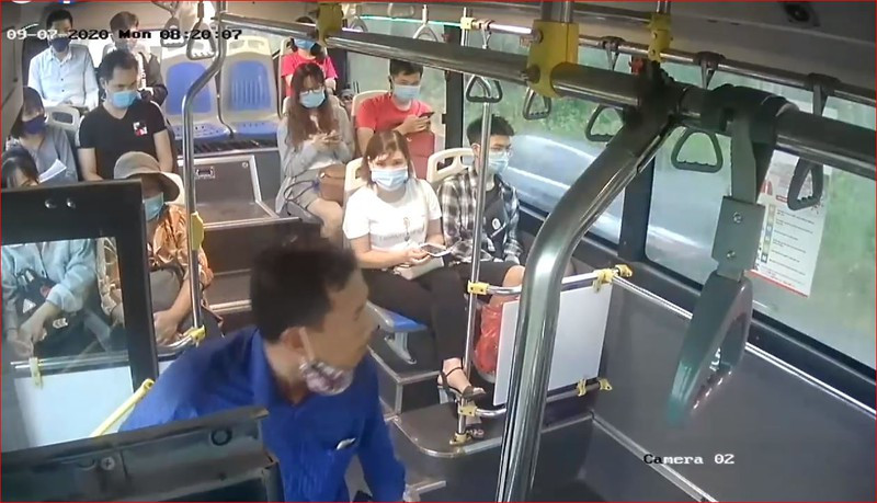 “Quy ong” phun nuoc bot vao phu xe bus lam “xau mat” nam nhi