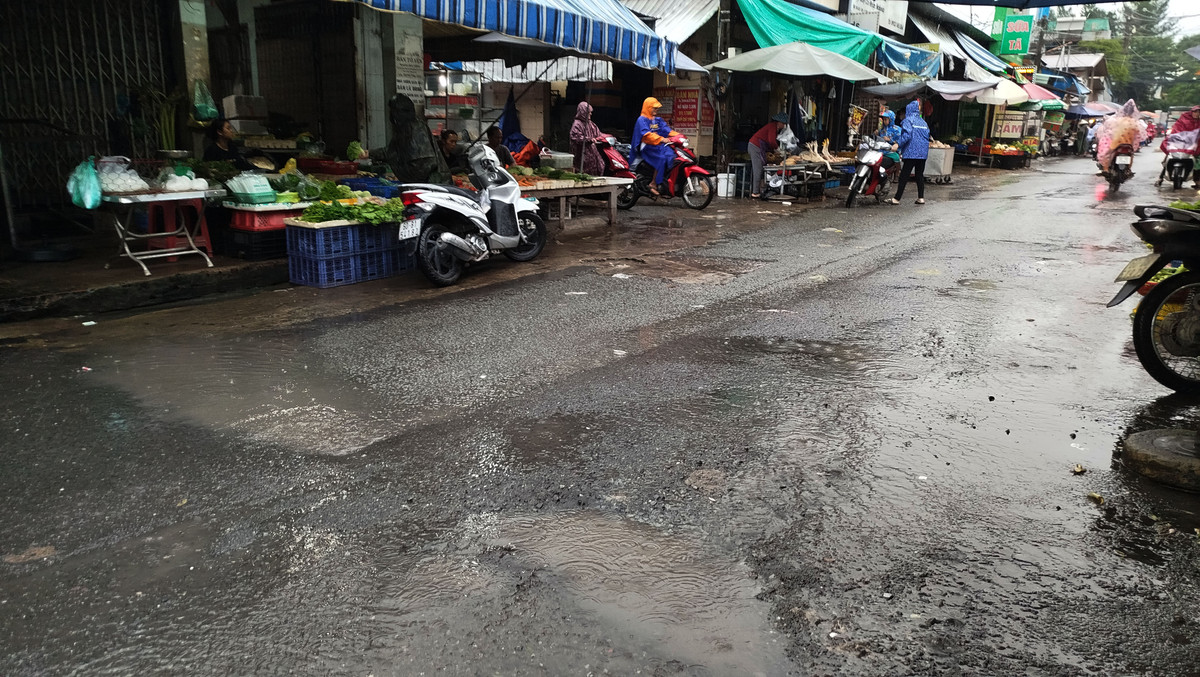 Đồng Nai: Tránh đường Hoàng Văn Bổn, ô tô cày nát đường dân sinh - Hình 2 Dong Nai: Tranh duong Hoang Van Bon, o to cay nat duong dan sinh-Hinh-2