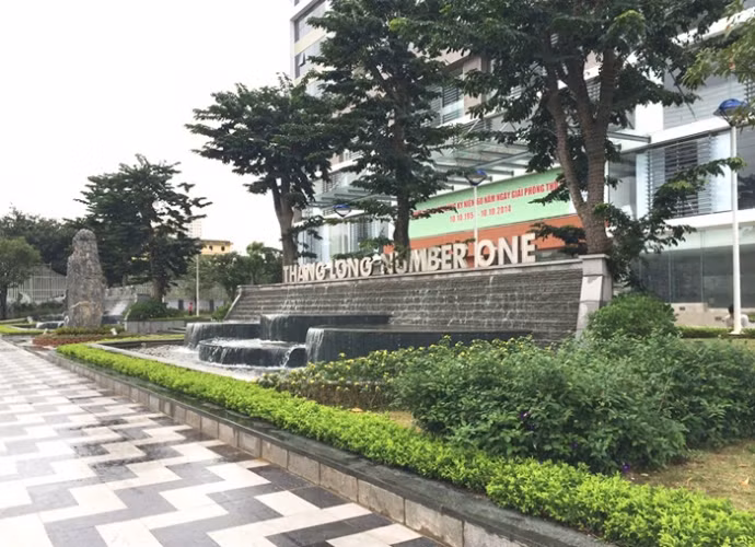 Xác nhận trên Môi trường và Đô thị Việt Nam, ông Lê Ngọc Ước - Phó Giám đốc ban Bất động sản công ty Viglacera cho biết, có sự việc bên Cảnh sát PCCC Hà Nội vừa xử phạt công ty vì chưa nghiệm thu PCCC tại 3 tầng đế thuộc khu TTTM của chung cư. Về lý do, ông Ước cho biết: "Do các doanh nghiệp thuê không ổn định, chưa lấp đầy được không gian nên nếu nghiệm thu thì mỗi lần đổi đơn vị thuê lại phải nghiệm thu lại nên rất khó khăn". Ảnh: Báo giao thông.