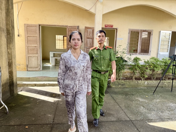 Nguoi phu nu mua bung bau gia, dot nhap vao vien chiem doat tre