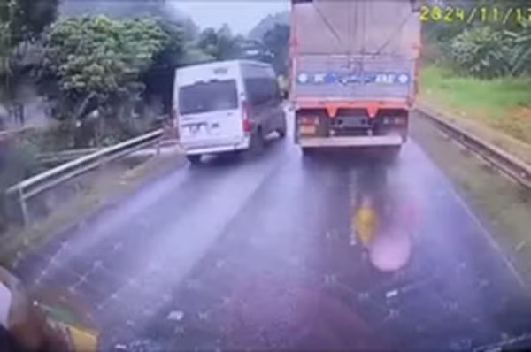 VTV len tieng vu lai xe 16 cho vuot au gay tai nan