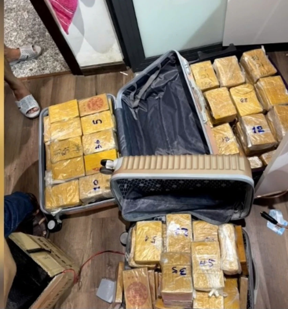 Số tiền giao dịch ma túy lớn chưa từng có: Công an TPHCM cũng cho biết, điều tra bước đầu làm rõ các đối tượng đã giao dịch mua bán ma túy với tổng số tiền lên đến hơn 28.000 tỷ đồng. Đây cũng là số tiền giao dịch mua bán ma túy lớn nhất từ trước đến nay. 