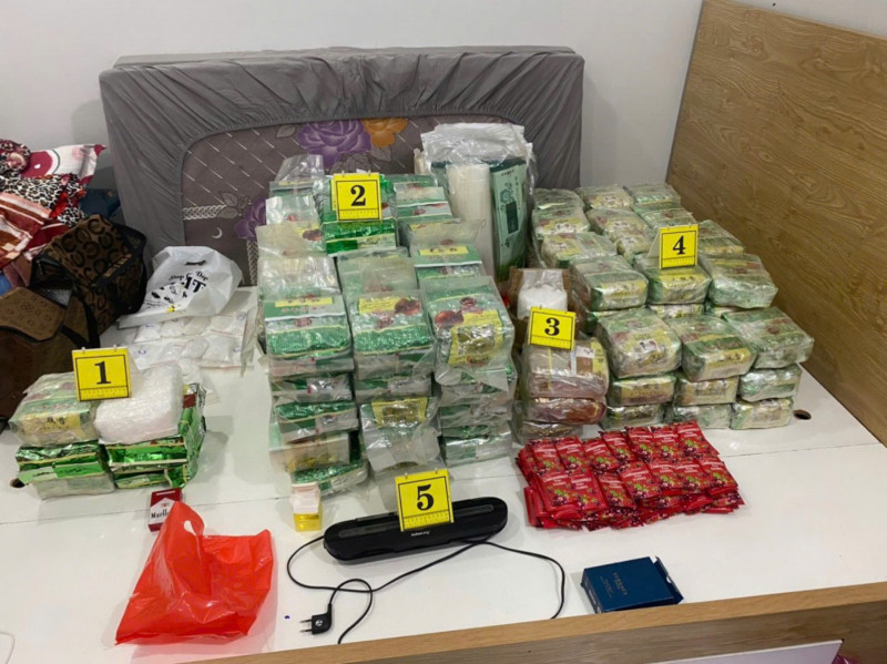 1.132 bị can bị khởi tố: Cơ quan công an cũng thông tin, đã khởi tố thêm 630 bị can, tổng số bị can bị khởi tố đến nay trong chuyên án lên đến 1.132 bị can; 201 đối tượng bị xử phạt hành chính, lập hồ sơ đưa đi cai nghiện. 